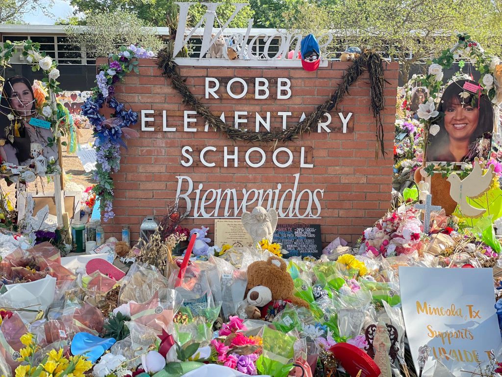 Decorated plaque with flowers that says "Robb Elementary School"
